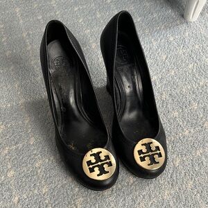 Tory Burch Black Leather Pumps with Gold Logo Medallion
